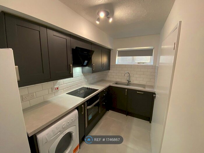 2 Bedroom Flat To Rent In Ashdown Court, Sutton, SM2