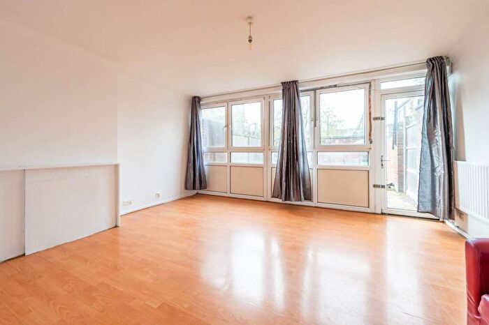 3 Bedroom Maisonette For Sale In Rounton Road, Bow, London, E3