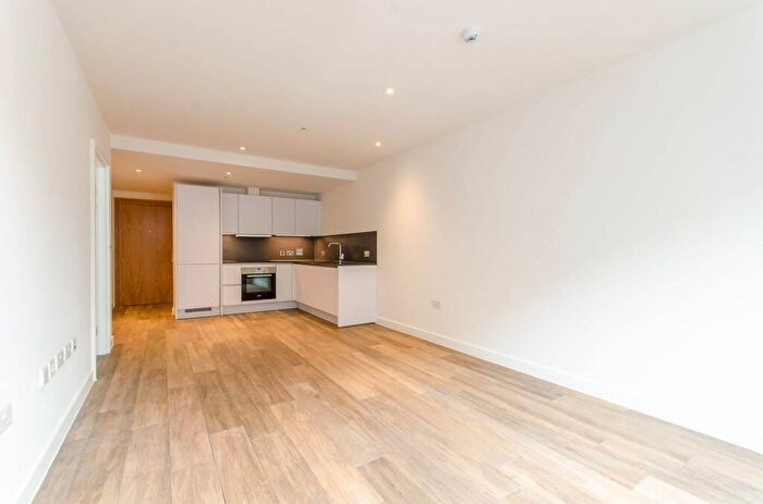 1 Bedroom Flat To Rent In Three Colts Lane, Bethnal Green, London, E2