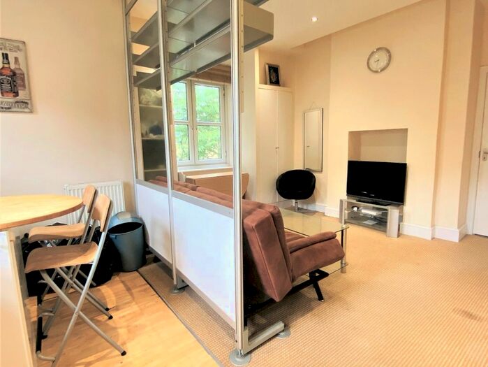 2 Bedroom Flat To Rent In Mornington Avenue, London, W14