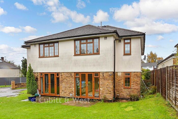 2 Bedroom Flat For Sale In Brighton Road, Lower Kingswood, Tadworth, Surrey, KT20