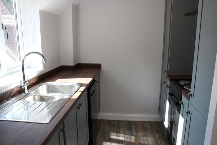 2 Bedroom Flat For Sale In Cherry Grove, Hungerford, Berkshire, RG17