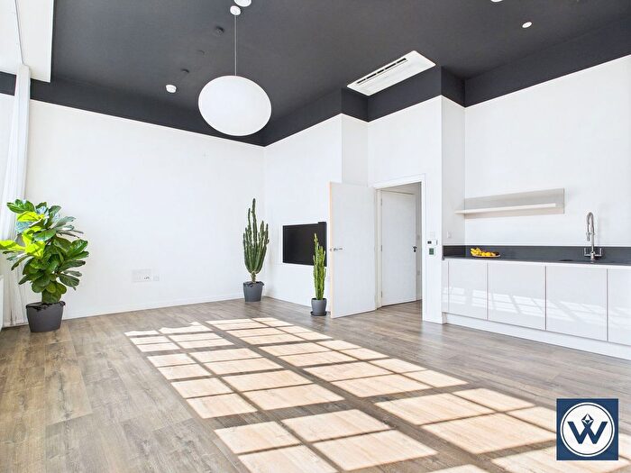 2 Bedroom Flat For Sale In Carnation Gardens, Hayes, UB3