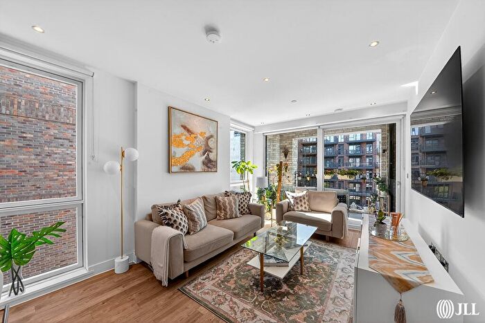 3 Bedroom Flat For Sale In Murdoch Court, Rookwood Way, London, E3