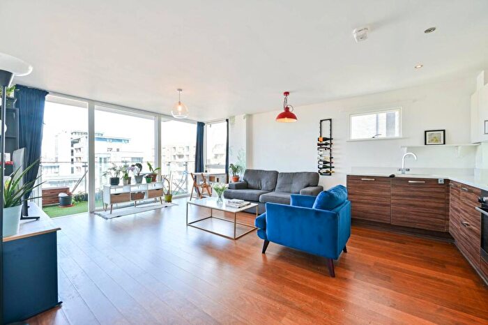 2 Bedroom Flat To Rent In Albany Road, Elephant And Castle, London, SE5