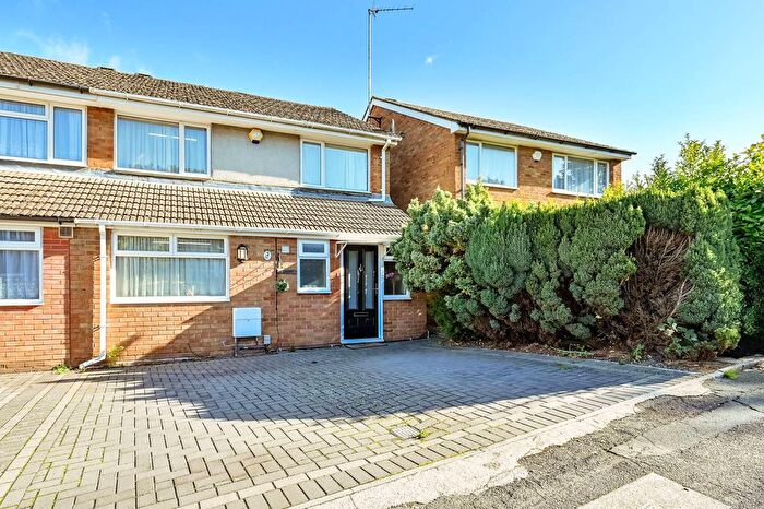 4 Bedroom Semi-detached House For Sale In Trident Road, Watford, WD25