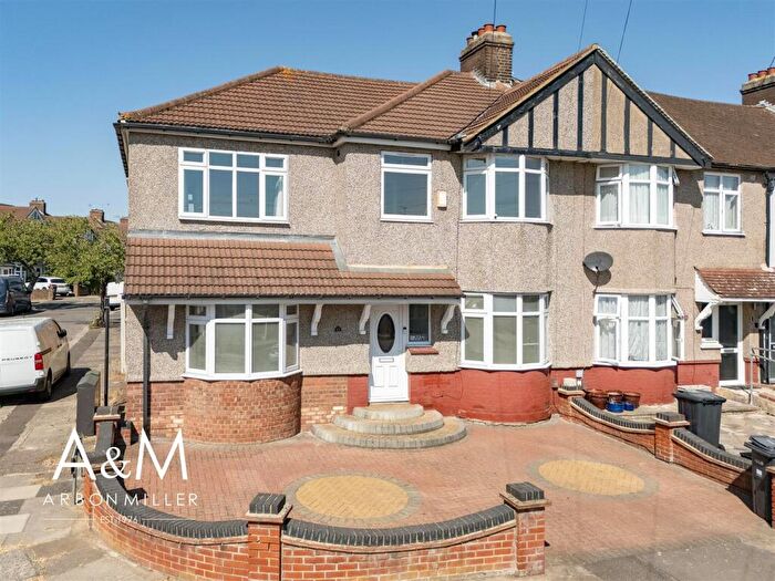 4 Bedroom End Of Terrace House For Sale In Belvedere Avenue, Clayhall, IG5