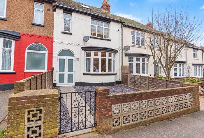 4 Bedroom Terraced House For Sale In Woodlands Road, Gillingham, Kent, ME7