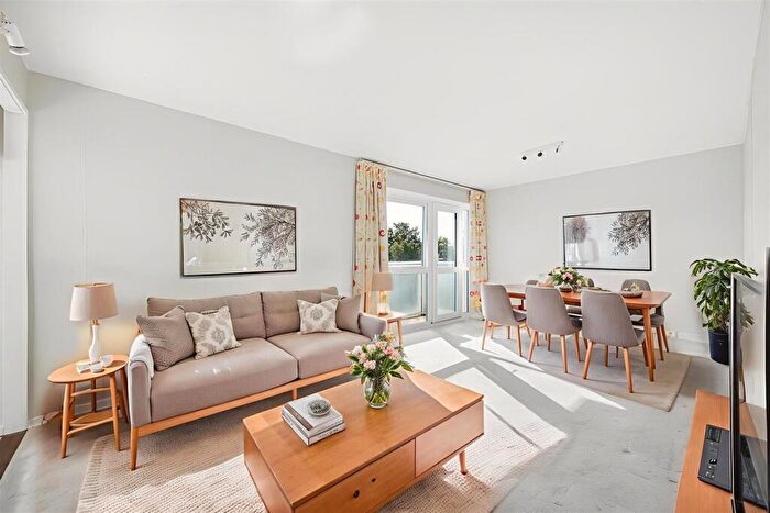 2 Bedroom Apartment For Sale In Basinghall Gardens, Sutton, SM2