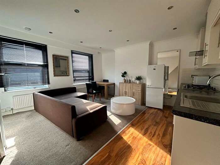 2 Bedroom Flat To Rent In Gloucester Road, London, W3