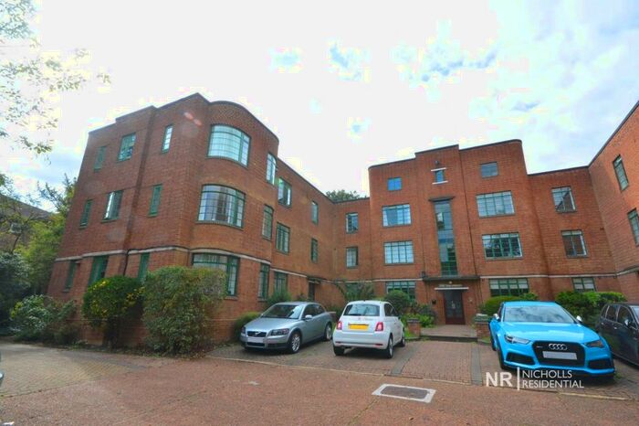 3 Bedroom Flat To Rent In Hook Road, Surbiton, Surrey, KT6