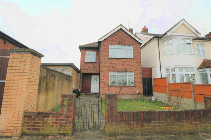 2 Bedroom Flat To Rent In Lennox Gardens, Ilford, IG1