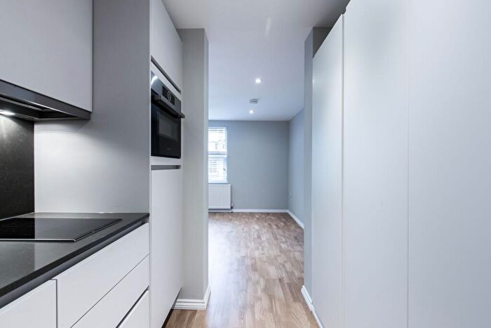 Flat To Rent In Dennington Park Road, NW6