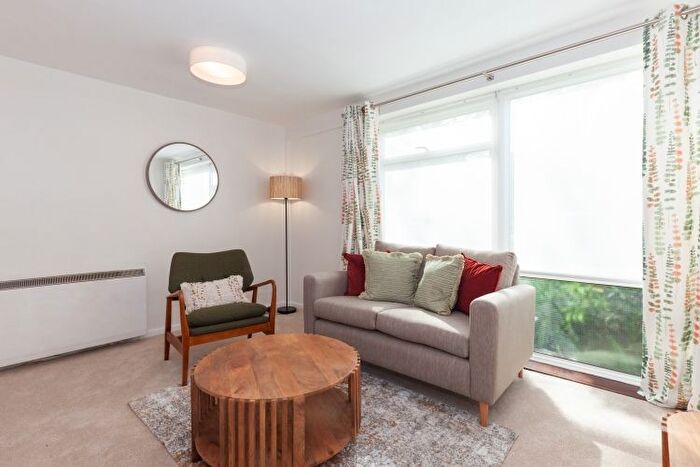 2 Bedroom Flat To Rent In Butler Close, Oxford, OX2