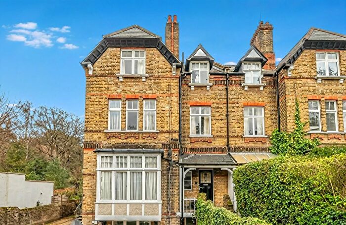 2 Bedroom Flat For Sale In Lower Camden, Chislehurst, Kent, BR7