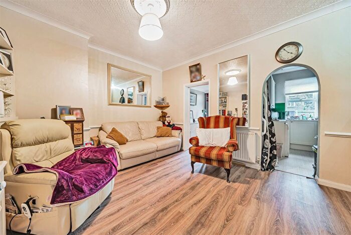 2 Bedroom Flat For Sale In Stanley Road, Carshalton, SM5