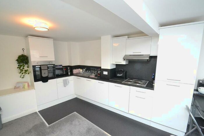 1 Bedroom Apartment To Rent In Oakwood Avenue, Leeds, LS8