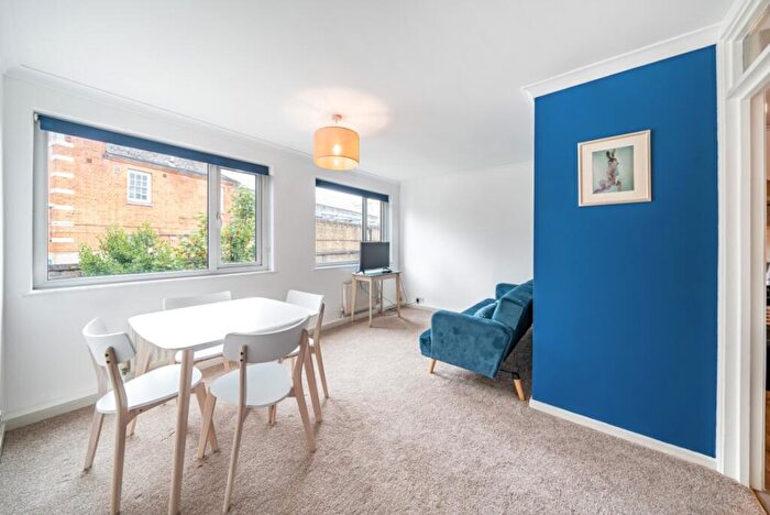 1 Bedroom Flat To Rent In Larch Close, London, SW12