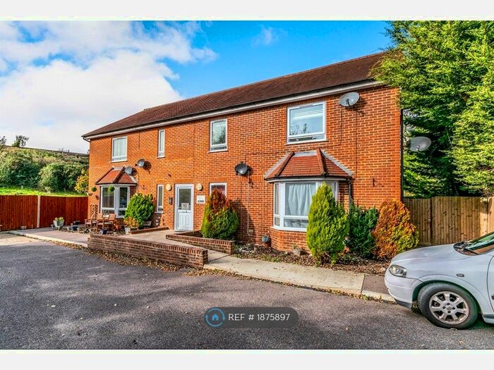 2 Bedroom Flat To Rent In Lawrence House, Redhill, RH1