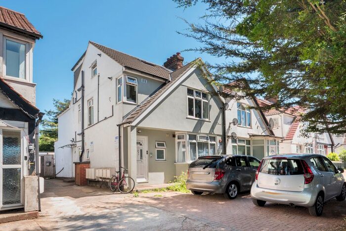 2 Bedroom Flat To Rent In Great North Way, London, NW4