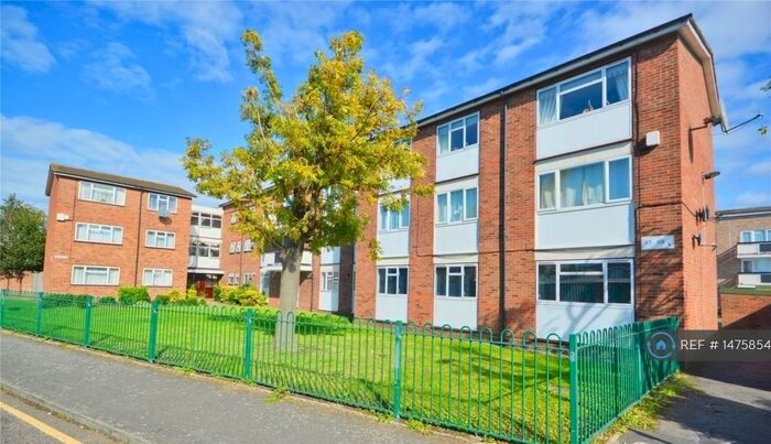 2 Bedroom Flat To Rent In Tolbut Court, Romford, RM1