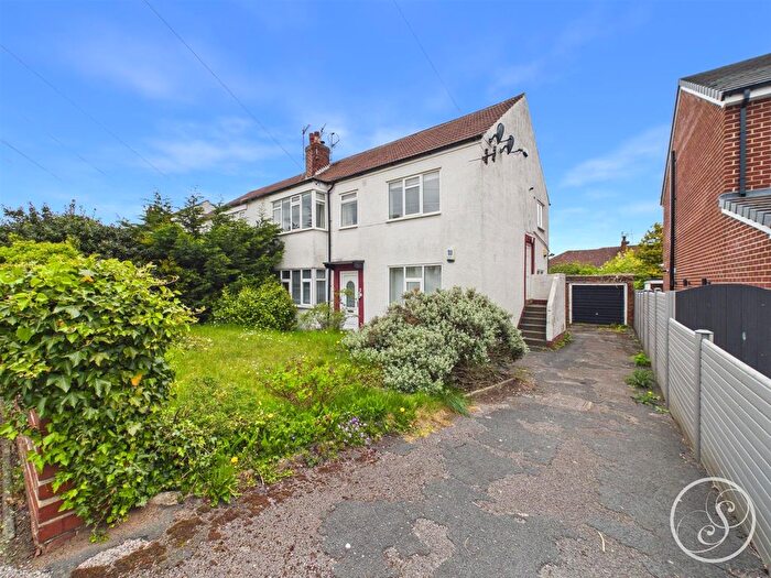 2 Bedroom Flat For Sale In Edgbaston Walk, Leeds, LS17