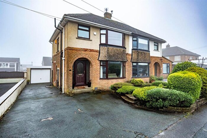 3 Bedroom House For Sale In Lytham Drive, Queensbury, Bradford, BD13