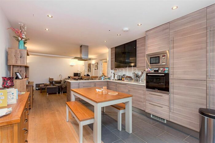 2 Bedroom Flat To Rent In Villiers Road, London, NW2