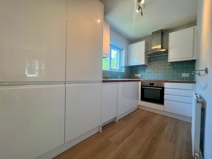 1 Bedroom Flat To Rent In Woodlands Court, Owlsmoor, Sandhurst, GU47