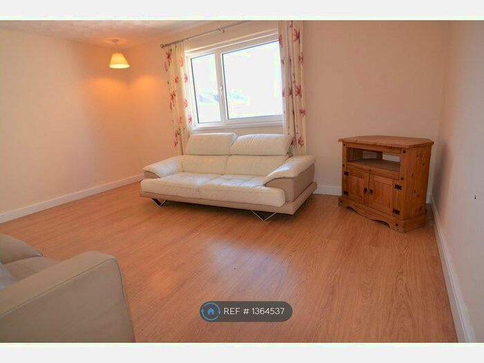 3 Bedroom Flat To Rent In Dunphail Drive, Glasgow, G34