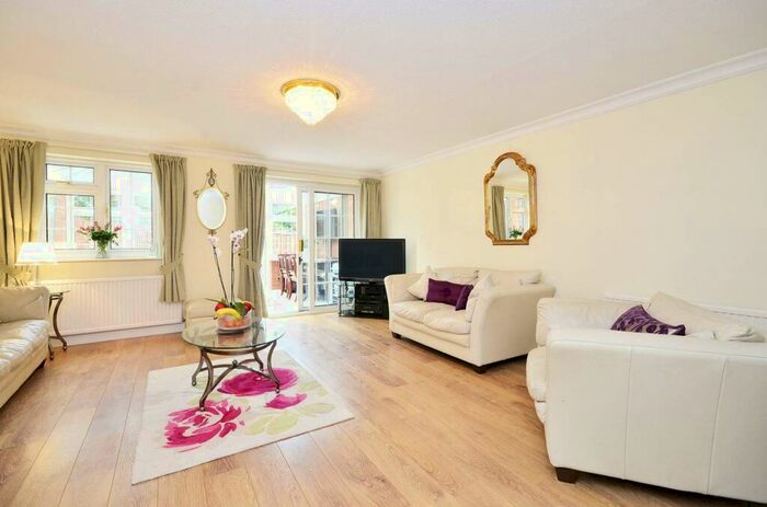 3 Bedroom Terraced House To Rent In Firs Avenue, Friern Barnet, London, N11