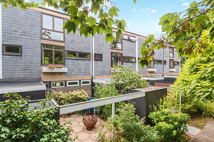 3 Bedroom Maisonette For Sale In Edinburgh Gardens, Windsor, SL4