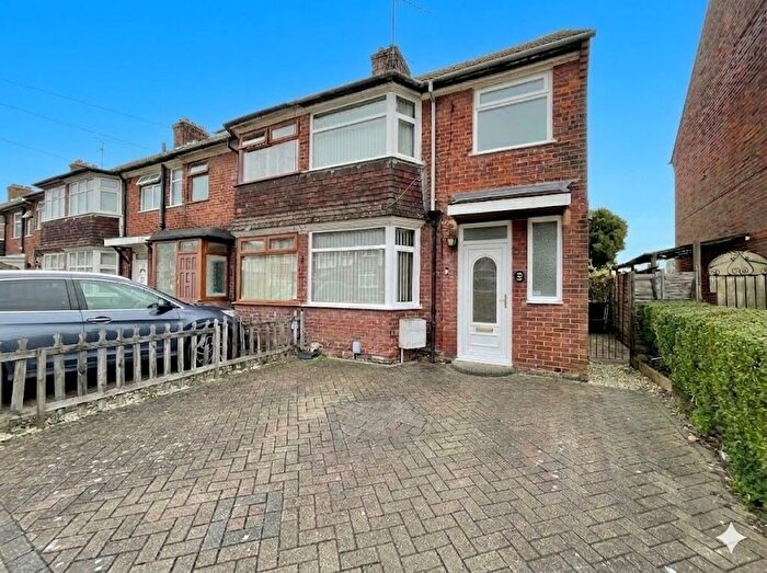 2 Bedroom End Terrace House For Sale In Gardenia Avenue, Luton, Bedfordshire, LU3