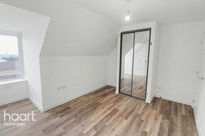 2 Bedroom Apartment To Rent In Cheshunt Apartments - Harold Hill -, RM3