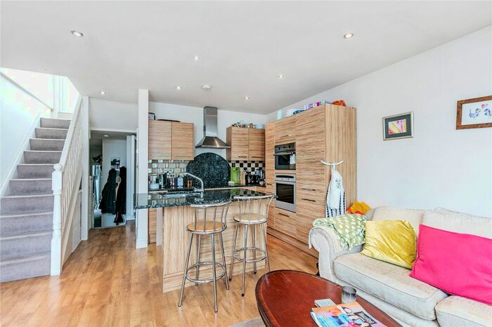 3 Bedroom Flat To Rent In Byam Street, Fulham, SW6