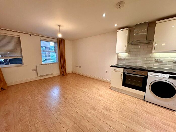 1 Bedroom Flat To Rent In The Approach, Rayleigh, SS6