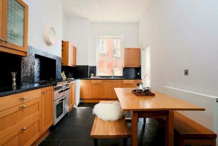 3 Bedroom Maisonette To Rent In Granby Hill, Clifton Village, BS8