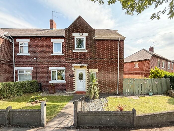 3 Bedroom Semi-Detached House For Sale In Kempton Gardens, Gateshead, NE8