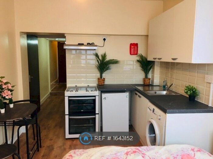 Studio To Rent In Hornsey Park Road, London, N8