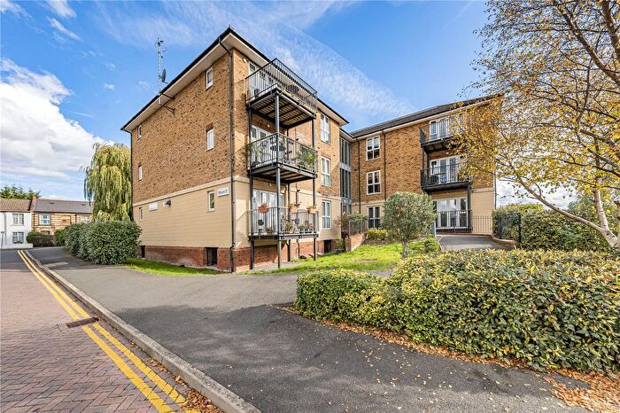 1 Bedroom Flat For Sale In St Catherine’S Close, Raynes Park, SW20