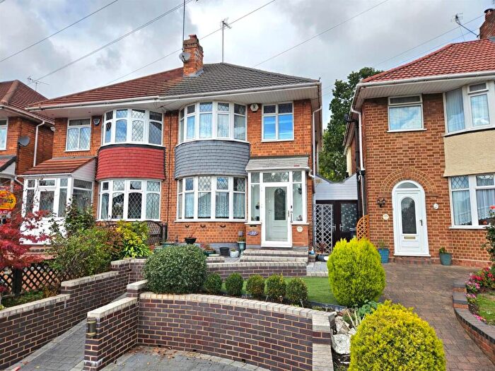 3 Bedroom Semi-Detached House For Sale In Wagon Lane, Solihull, B92