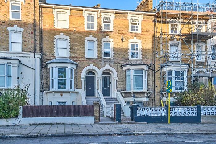 3 Bedroom Maisonette For Sale In Amhurst Road, Stoke Newington, London, N16