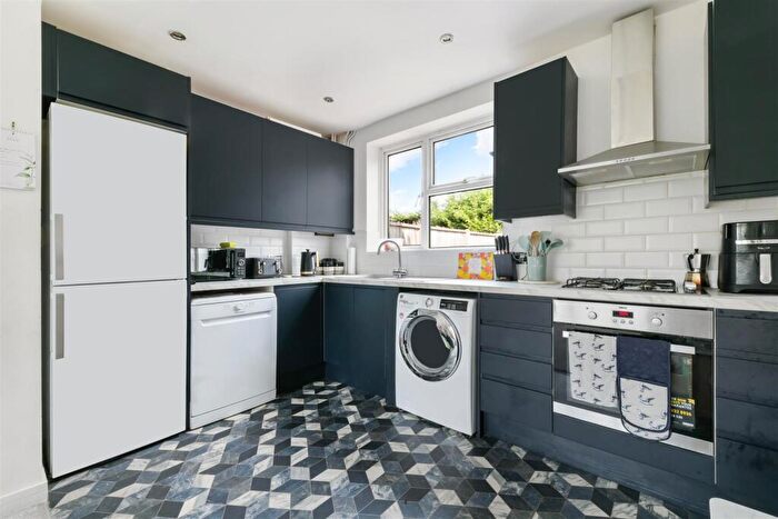 3 Bedroom House For Sale In Bletchingley Close, Merstham, RH1