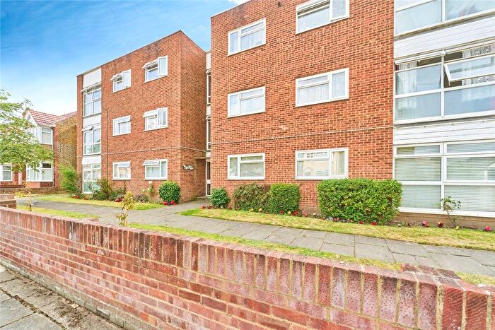 2 Bedroom Flat To Rent In Heathside, Whitton, Hounslow, TW4