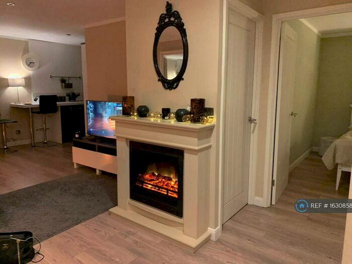 2 Bedroom Flat To Rent In Winter Lodge, London, SE16