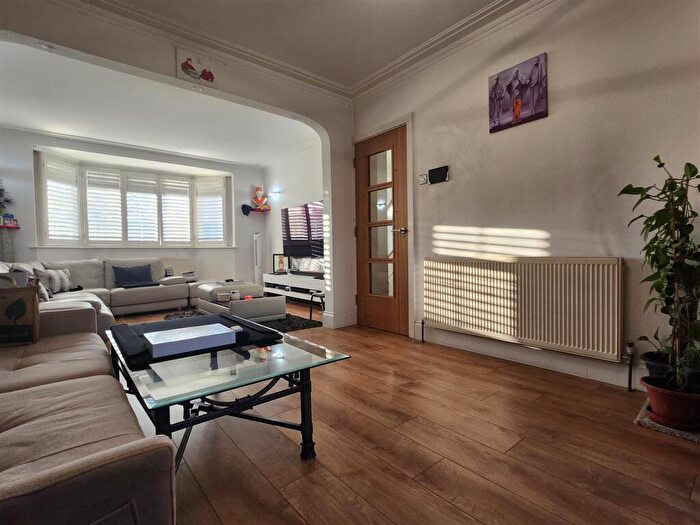 4 Bedroom House To Rent In Waltham Way, Chingford, E4