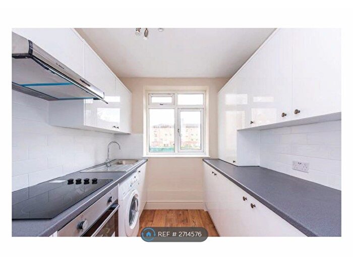 3 Bedroom Flat To Rent In Stafford Court, London, SW8