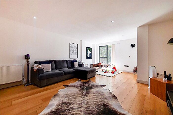 3 Bedroom Flat To Rent In Long Lane, London, SE1