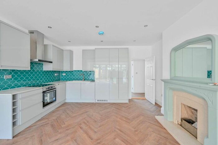 2 Bedroom Flat To Rent In Crown Lane, Streatham Common, London, SW16