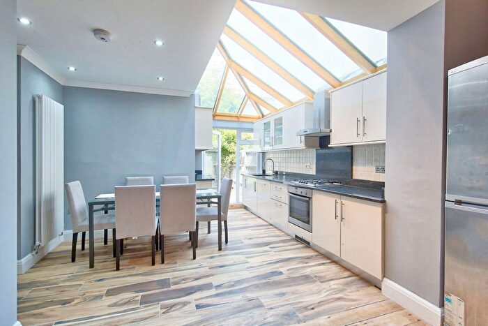 3 Bedroom Flat To Rent In Wimbledon Park Road, London, SW18